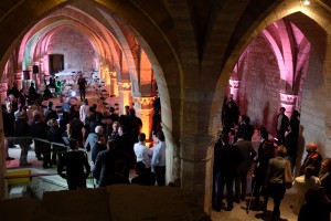 La réception s’est déroulée dans la salle basse de l’ancien palais archiépiscopal qui jouxte la cathédrale Notre-Dame de Reims.