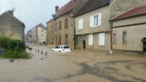 Le centre d'Avenay sous les trombes d'eau. Photo : Carole Crucifix