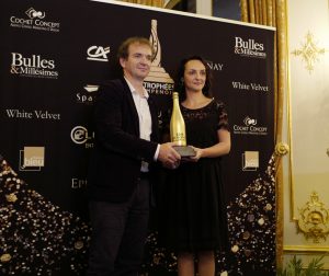 Maxime Toubart, président du SGV, a remis le Trophée du vigneron de l'année à Sophie Cossy.
